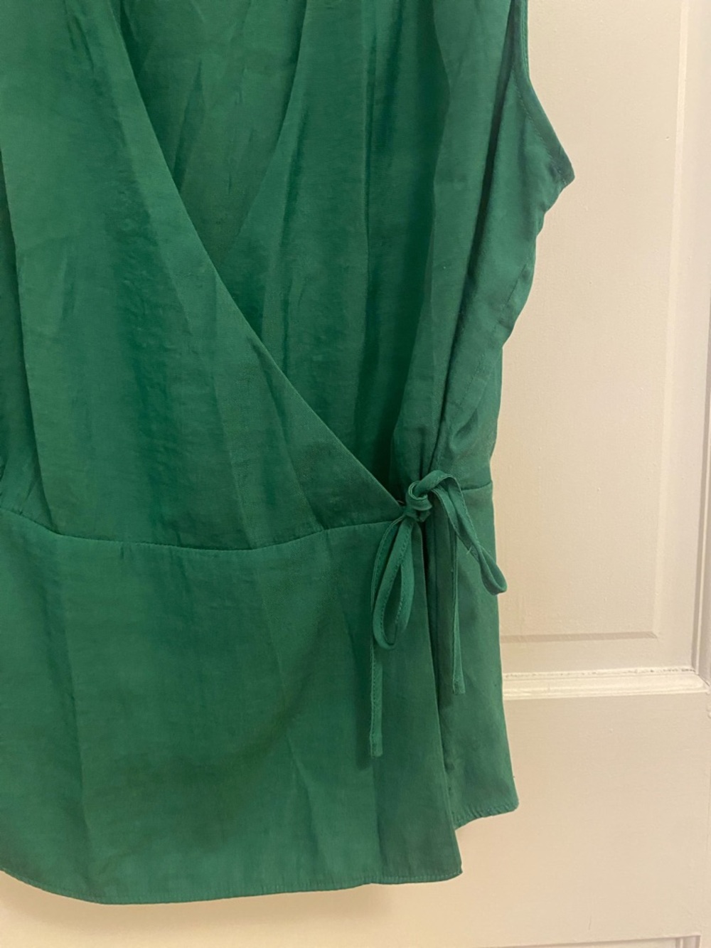 Banana Republic Women’s Emerald Green Sleeveless Wrap Top Size M - Picture 3 of 5